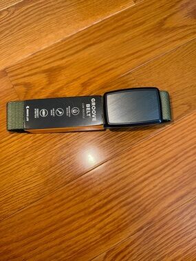 NWT men’s army green slim groove life belt.
